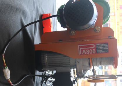 雙開(kāi)門冰箱重達(dá)150公斤,搬運(yùn)工用微型電動(dòng)葫蘆吊冰箱上樓